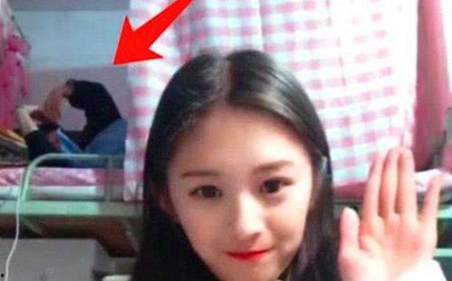 直播吃甜酸角讲娱乐圈瓜的女生